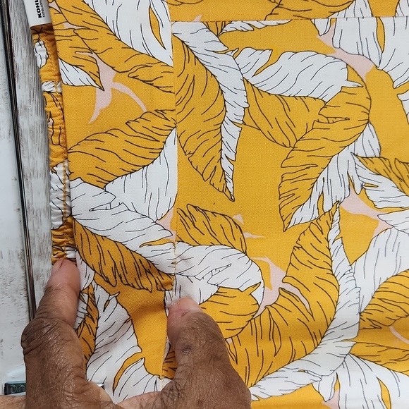 NWT, Nine West, woman's yellow and white floral print shorts. Sz XL - Picture 6 of 6